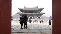 Pengunjung ber-selfie ria di depan bangunan utama istana. Wisatawan memang bebas untuk berfoto di sini (Kurnia/detikTravel)