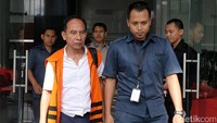 M Itoch Tochija, berjalan keluar ruangan seusai menjalani pemeriksaan di gedung KPK, Jakarta, Kamis (30/3/2017).