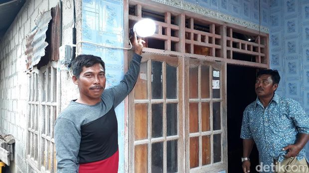 Perjuangan PLN Listriki Desa Terpencil di Tengah Laut