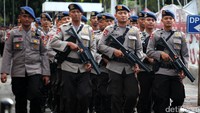 Ratusan anggota TNI, personel Polri dari Mabes Polri dan Polda Metro Jaya mengikuti apel ini.