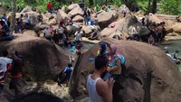 Foto:  Bebatuan besar di salah satu sisi kolam. Taman Batu ini berdiri di atas tanah selaus 5.000 m2 milik pemerintah. Namun, rencananya Taman Batu akan diperluas dengan memanfaatkan 4 hektar tanah yang ada (Mukhlis Dinillah/detikTravel)