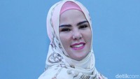 Paduan antara merah muda dan hijab putih beraksen emas membuatnya begitu cerah. Foto: Hanif/detikHOT