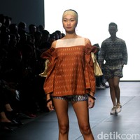 Karya IKAT Indonesia by Didiet Maulana yang terinspirasi dinamika kehidupan urban. menghadirkan koleksinya di Plaza Indonesia Fashion Week 2017. jakarta. Plaza Indonesia. [Foto: Mohammad Abduh/Wolipop]