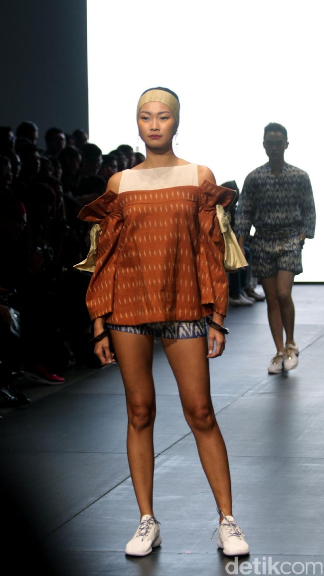 Karya IKAT Indonesia by Didiet Maulana yang terinspirasi dinamika kehidupan urban. menghadirkan koleksinya di Plaza Indonesia Fashion Week 2017. jakarta. Plaza Indonesia. [Foto: Mohammad Abduh/Wolipop]