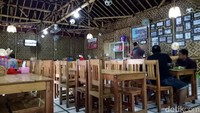 Wong Kudus punya banyak cabang di Jakarta dan Tangerang. Sajian masakan khas Kudus bisa Anda coba di sini. Apalagi tempatnya yang nyaman dengan interior yang unik dengan anyaman bambu.