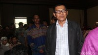 Anggota DPR Agun Gunandjar memasuki ruang sidang untuk bersaksi.