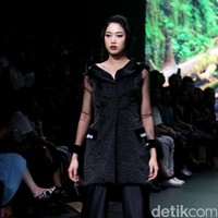 Yosep Sinudarsono mengangkat tema EDEN di Plaza Indonesia Fashion Week 2017. Jakarta. Plaza Indonesia. [Foto: Mohammad Abduh/Wolipop]