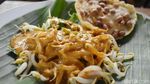 Uenak Tenan! Soto Kudus Campur dengan Paduan Sate