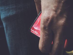 Bos Besar Google Pamer Pesaing Galaxy S8