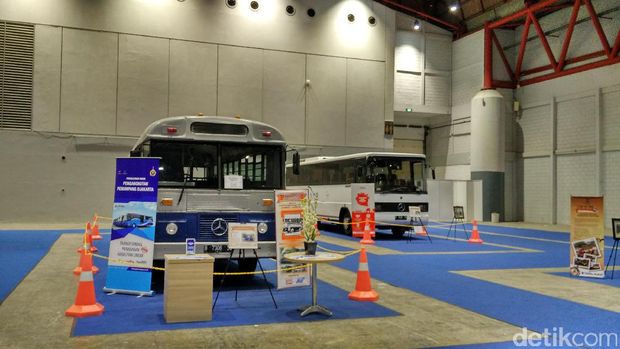 Bernostalgia dengan Deretan Bus Tua Nan Klasik