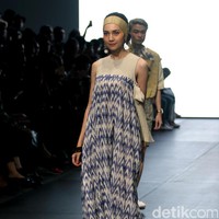 Karya IKAT Indonesia by Didiet Maulana yang terinspirasi dinamika kehidupan urban. menghadirkan koleksinya di Plaza Indonesia Fashion Week 2017. jakarta. Plaza Indonesia. [Foto: Mohammad Abduh/Wolipop]