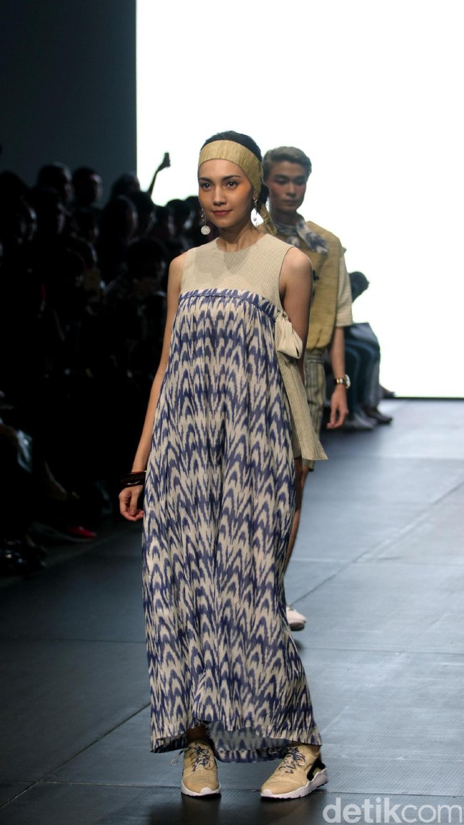 Karya IKAT Indonesia by Didiet Maulana yang terinspirasi dinamika kehidupan urban. menghadirkan koleksinya di Plaza Indonesia Fashion Week 2017. jakarta. Plaza Indonesia. [Foto: Mohammad Abduh/Wolipop]