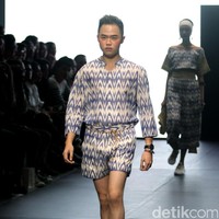 Karya IKAT Indonesia by Didiet Maulana yang terinspirasi dinamika kehidupan urban. menghadirkan koleksinya di Plaza Indonesia Fashion Week 2017. jakarta. Plaza Indonesia. [Foto: Mohammad Abduh/Wolipop]