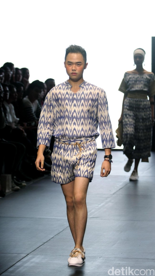 Karya IKAT Indonesia by Didiet Maulana yang terinspirasi dinamika kehidupan urban. menghadirkan koleksinya di Plaza Indonesia Fashion Week 2017. jakarta. Plaza Indonesia. [Foto: Mohammad Abduh/Wolipop]
