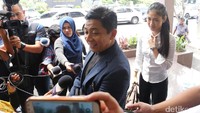 Jupe diwakilkan kepada Anggi dan Della yang didampingi kuasa hukumnya, Sandy Arifin. Foto: Hanif/detikHOT