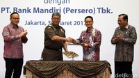 Jaksa Agung HM Prasetyo (kanan) dan Dirut Bank Mandiri Kartika Wirjoatmodjo (kiri) menyaksikan Jampidsus Arminsyah (kedua kiri) dan Direktur Risk Management & Compliance Bank Mandiri A.Siddik Badruddin (kedua kanan) berjabat tangan usai menandatangani perjanjian kerjasama di Jakarta, Kamis (30/3/2017).