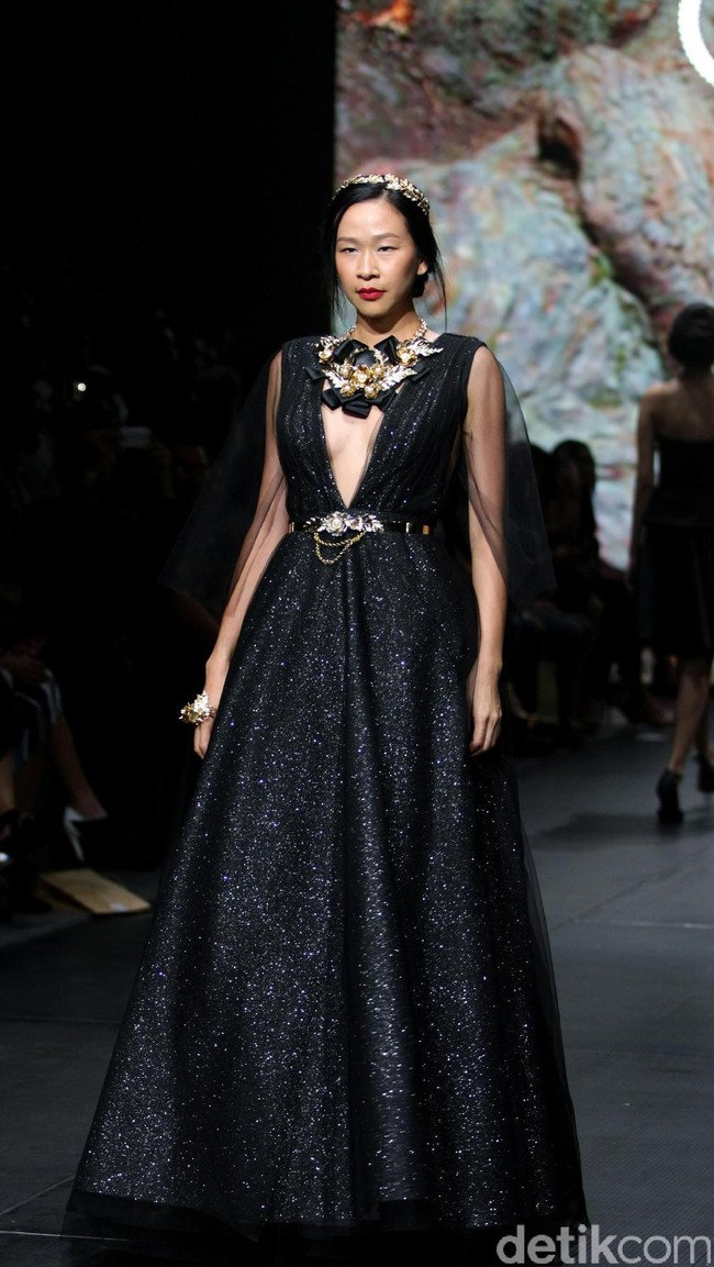 Yosep Sinudarsono mengangkat tema EDEN di Plaza Indonesia Fashion Week 2017. Jakarta. Plaza Indonesia. [Foto: Mohammad Abduh/Wolipop]