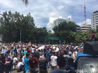 Ribuan Peternak Gelar Aksi di Depan Istana