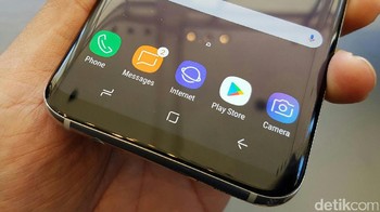 Galaxy S8 tidak dilengkapi tombol fisik home seperti pendahulunya. Pemindai sidik jari pindah ke casing belakang.Foto: Fino Yurio Kristo/detikINET