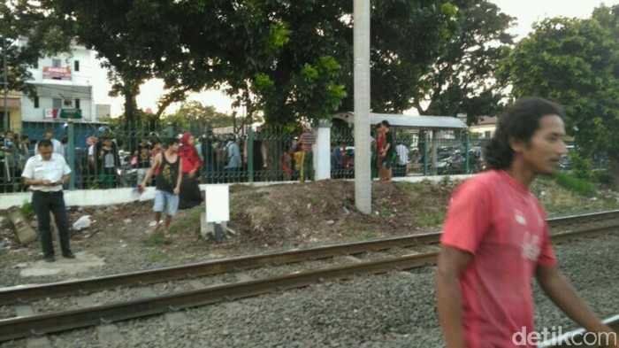 Menyeberang Lewat Pagar Bolong, Pria Tertabrak Kereta di Pasar Minggu