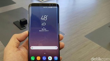 Samsung Galaxy S8 di posisi 7 menawarkan desain menawan dengan fitur kelas atas. (Foto: Fino Yurio Kristo/detikINET)