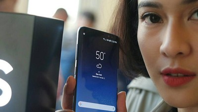 Dian Sastro Ikut Pegang-pegang Galaxy S8
