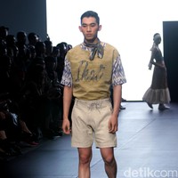 Karya IKAT Indonesia by Didiet Maulana yang terinspirasi dinamika kehidupan urban. menghadirkan koleksinya di Plaza Indonesia Fashion Week 2017. jakarta. Plaza Indonesia. [Foto: Mohammad Abduh/Wolipop]