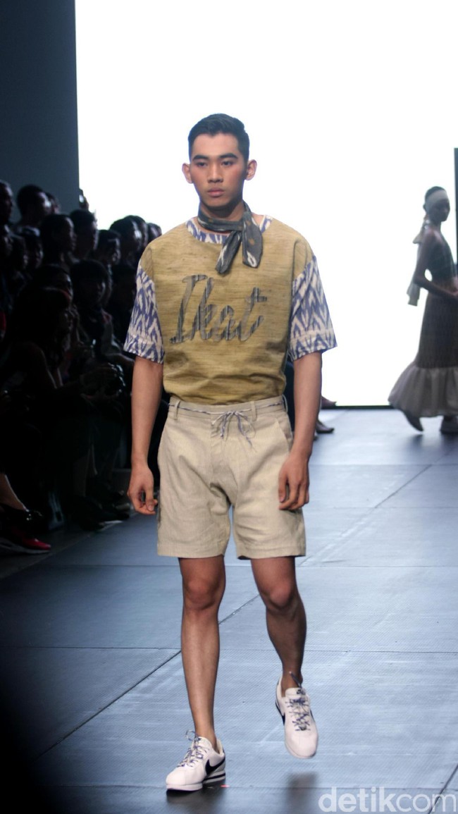 Karya IKAT Indonesia by Didiet Maulana yang terinspirasi dinamika kehidupan urban. menghadirkan koleksinya di Plaza Indonesia Fashion Week 2017. jakarta. Plaza Indonesia. [Foto: Mohammad Abduh/Wolipop]