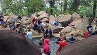 Foto: Wisatawan akan disuguhi panorama alam khas pedesaan di Taman Batu. Ada kolam-kolam luas dengan bebatuan besar di sejumlah sisinya (Mukhlis Dinillah/detikTravel)
