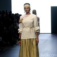 Karya IKAT Indonesia by Didiet Maulana yang terinspirasi dinamika kehidupan urban. menghadirkan koleksinya di Plaza Indonesia Fashion Week 2017. jakarta. Plaza Indonesia. [Foto: Mohammad Abduh/Wolipop]