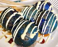 Nyam! Takoyaki Ini Berwarna Biru Mirip Seperti Miniatur Bola Dunia