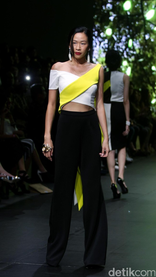 Yosep Sinudarsono mengangkat tema EDEN di Plaza Indonesia Fashion Week 2017. Jakarta. Plaza Indonesia. [Foto: Mohammad Abduh/Wolipop]