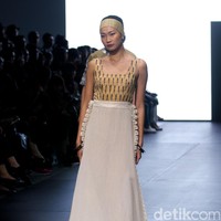Karya IKAT Indonesia by Didiet Maulana yang terinspirasi dinamika kehidupan urban. menghadirkan koleksinya di Plaza Indonesia Fashion Week 2017. jakarta. Plaza Indonesia. [Foto: Mohammad Abduh/Wolipop]