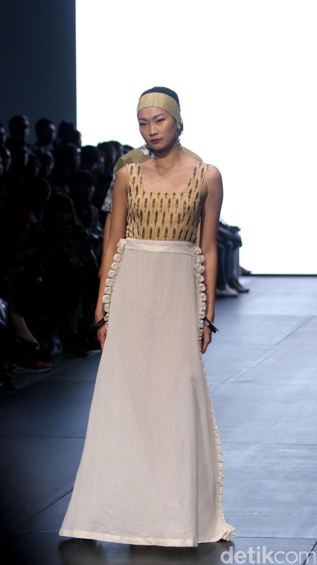 Karya IKAT Indonesia by Didiet Maulana yang terinspirasi dinamika kehidupan urban. menghadirkan koleksinya di Plaza Indonesia Fashion Week 2017. jakarta. Plaza Indonesia. [Foto: Mohammad Abduh/Wolipop]