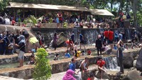 Foto: Saat hari libur, Taman Batu ramai pengunjung. Banyak yang asyik berenang maupun foto-foto (Mukhlis Dinillah/detikTravel)
