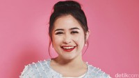 Prilly terlihat anggun mengenakan busana rancangan Charlotta Atelier. Foto: Ari Saputra/detikHOT
