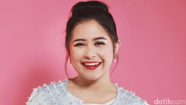 Prilly Latuconsina 