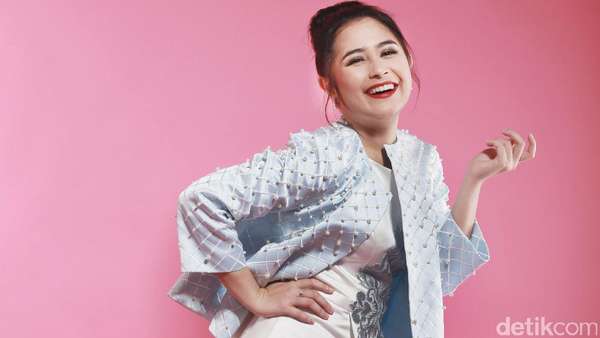 Pose Menggemaskan Prilly Latuconsina saat Pemotretan Celeb of The Month Pose Menggemaskan Prilly Latuconsina saat Pemotretan Celeb of The Month