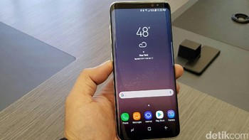 Samsung menawarkan tampilan Infinity Display, melengkung di sisi kanan dan kiri dengan bezel tipis di bagian atas serta bawah. Foto: Fino Yurio Kristo/detikINET