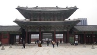 Pemandangannya sekitar istana ada yang berlatar pengunungan, ada pula yang berlatar gedung modern (Kurnia/detikTravel)