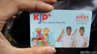 Pendidikan merupakan salah satu aspek yang menjadi program unggulan Anies Baswedan dan Sandiaga Uno. Lewat KJP Plus mereka memperluas manfaat untuk semua anak usia sekolah 6-21 tahun, yang juga dapat digunakan untuk Kelompok Belajar Paket A, B dan C. Bahkan, KJP Plus juga bisa digunakan oleh siswa madrasah, pondok pesantren dan kursus keterampilan serta dilengkapi dengan bantuan tunai untuk keluarga tidak mampu. (Foto: Muhammad Fida Ul Haq/detikcom)