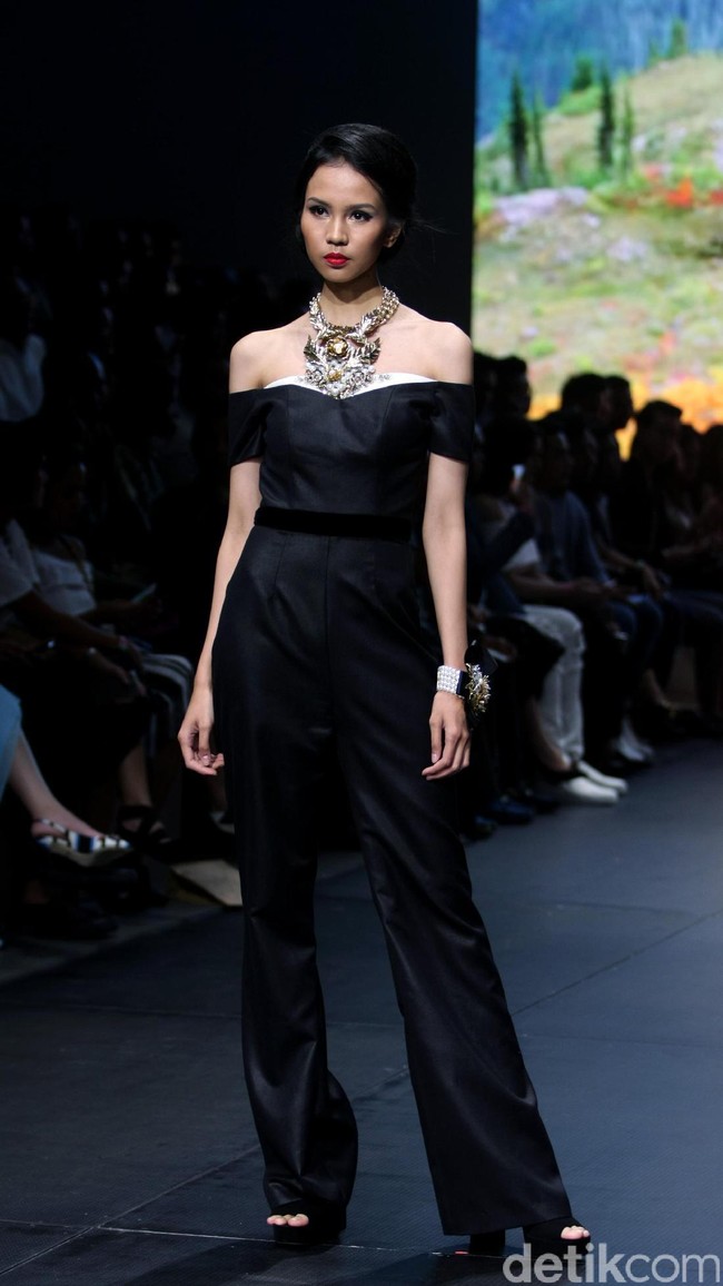 Yosep Sinudarsono mengangkat tema EDEN di Plaza Indonesia Fashion Week 2017. Jakarta. Plaza Indonesia. [Foto: Mohammad Abduh/Wolipop]