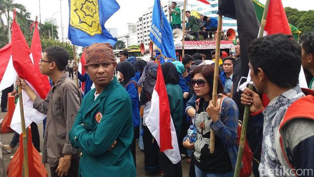 Agustinus Pemanjat Tower Demo di DPR Bersama Mahasiswa