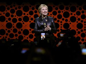 Pakai Jaket Kulit, Hillary Clinton Bikin Heboh Netizen