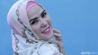 Angel terlihat ceria sekali. Paduan gaun dan riasan yang pas. Foto: Hanif/detikHOT