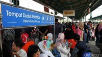 Penempatan kursi prioritas juga terdapat di peron stasiun. 