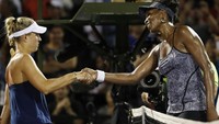 Kerber (kiri) berjabat tangan dengan Venus (kanan) usai pertandingan. Bagi Kerber, kekalahan ini melanjutkan laju buruknya di 2017 setelah menjalani tahun lalu yang impresif. Geoff Burke-USA TODAY Sports/Reuters.