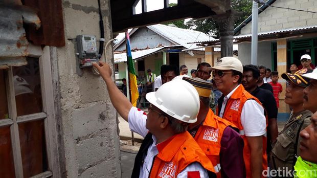 Perjuangan PLN Listriki Desa Terpencil di Tengah Laut