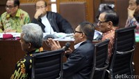 Agun Gunandjar (tengah) mengaku tidak ikut menerima aliran uang korupsi proyek e-KTP. Agun juga mengaku tak kenal dengan pengusaha Andi Narogong yang disebut KPK berperan aktif memuluskan anggaran di DPR.