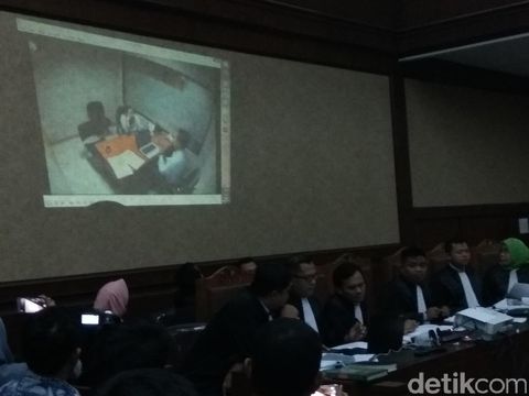 Video Diputar, Miryam Haryani Terlihat Tenang Saat Diperiksa KPK
